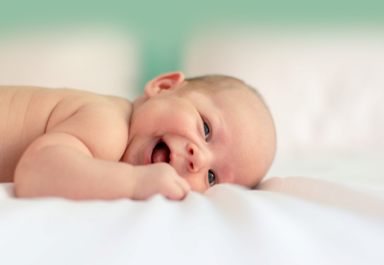 Как выбрать одеяло для новорожденного в кроватку?